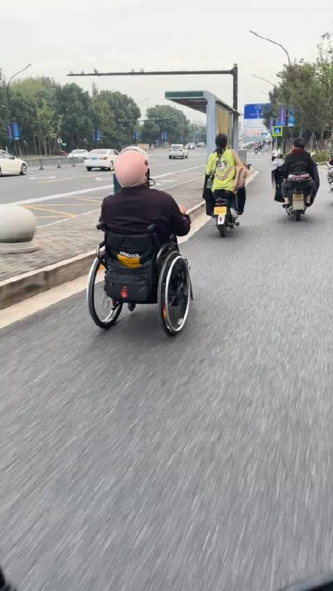 男子輪椅飛馳破常規(guī)，非凡的高速旅程