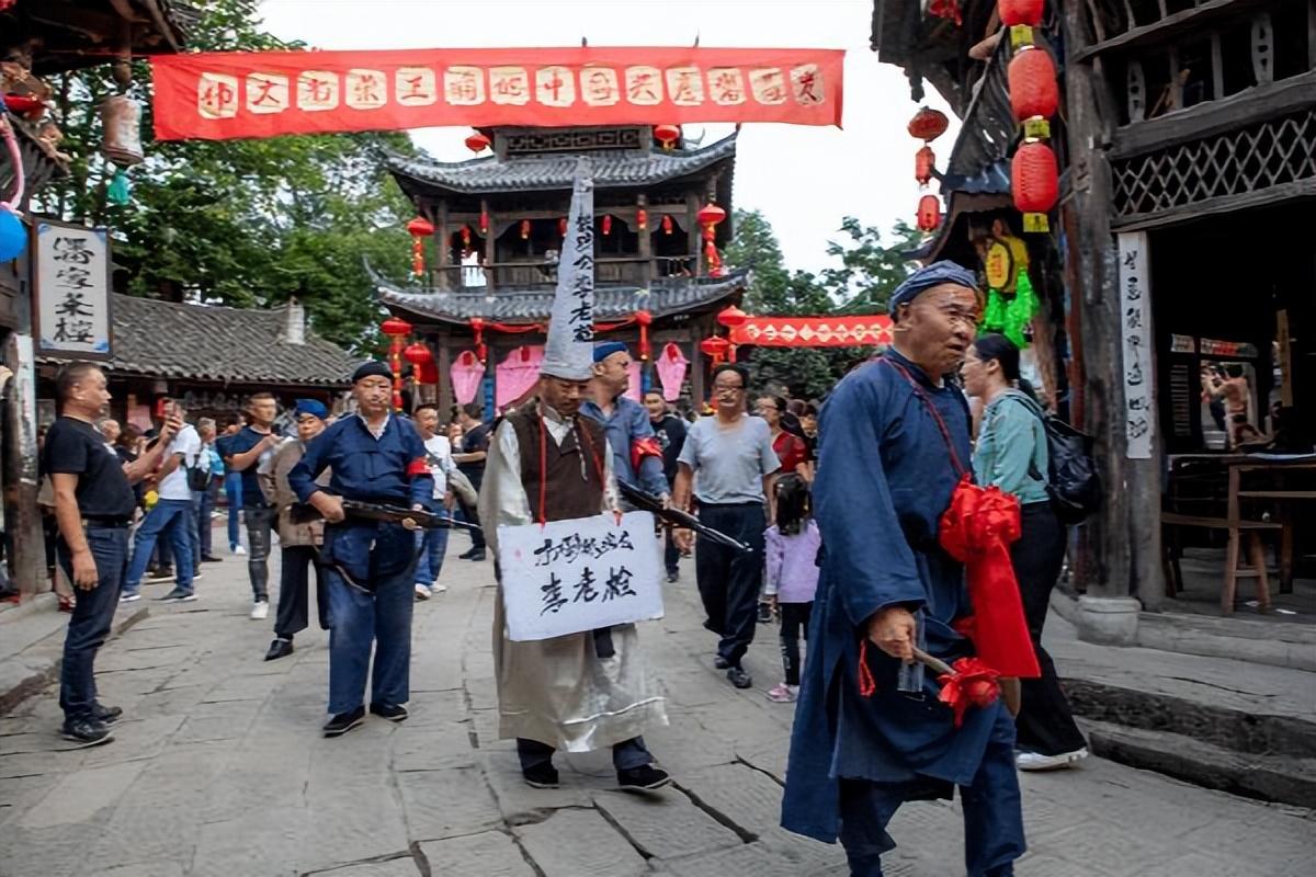 小鎮(zhèn)風(fēng)情，地方文化與生活態(tài)度的交融展現(xiàn)