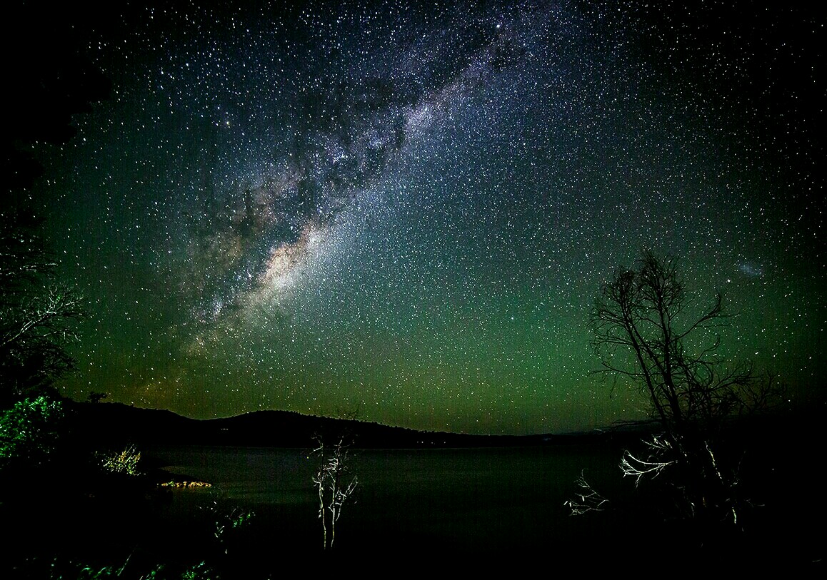 夜晚星空下的傳奇故事