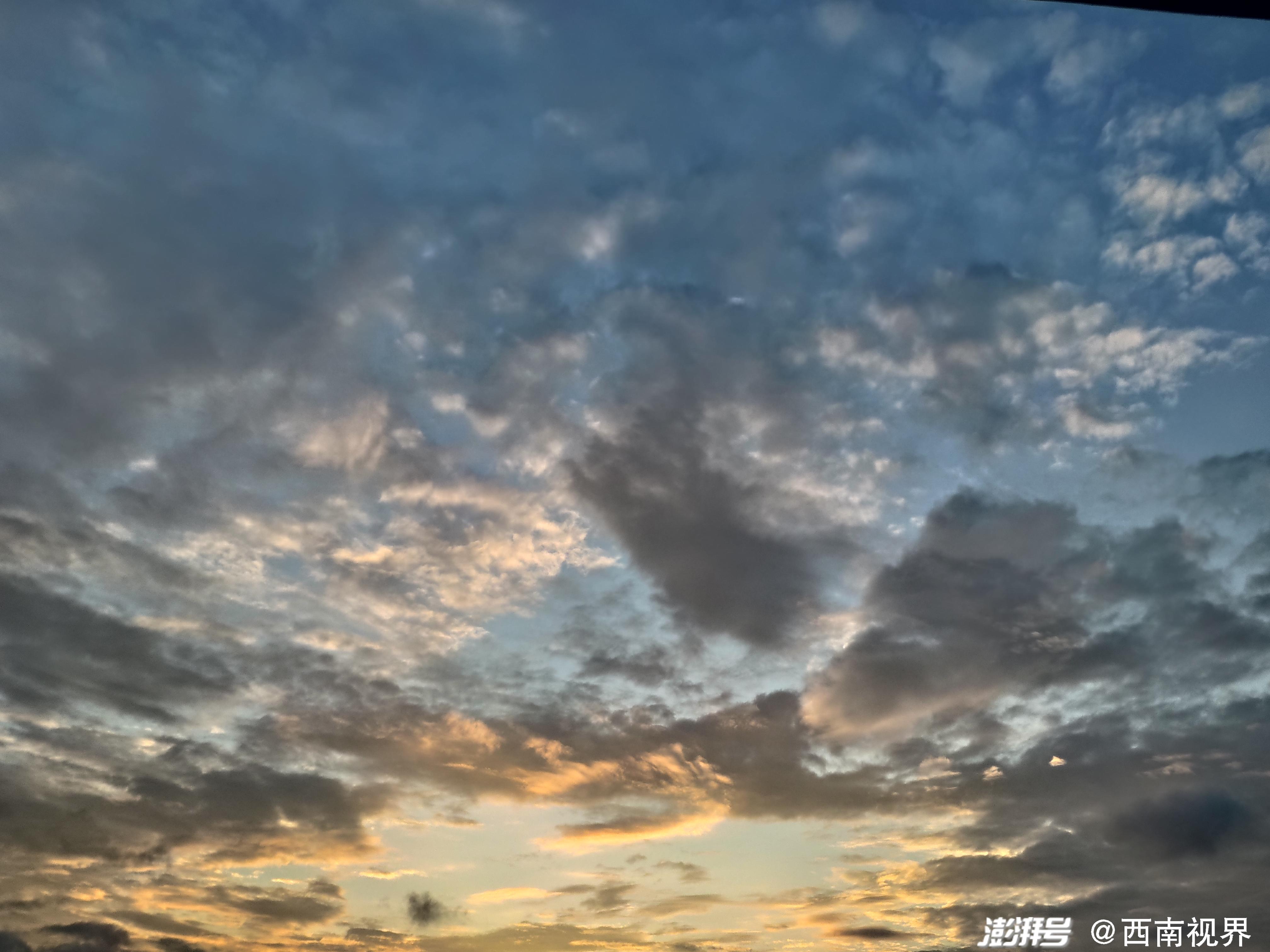 夏日黃昏的天空，絢爛色彩的詩篇