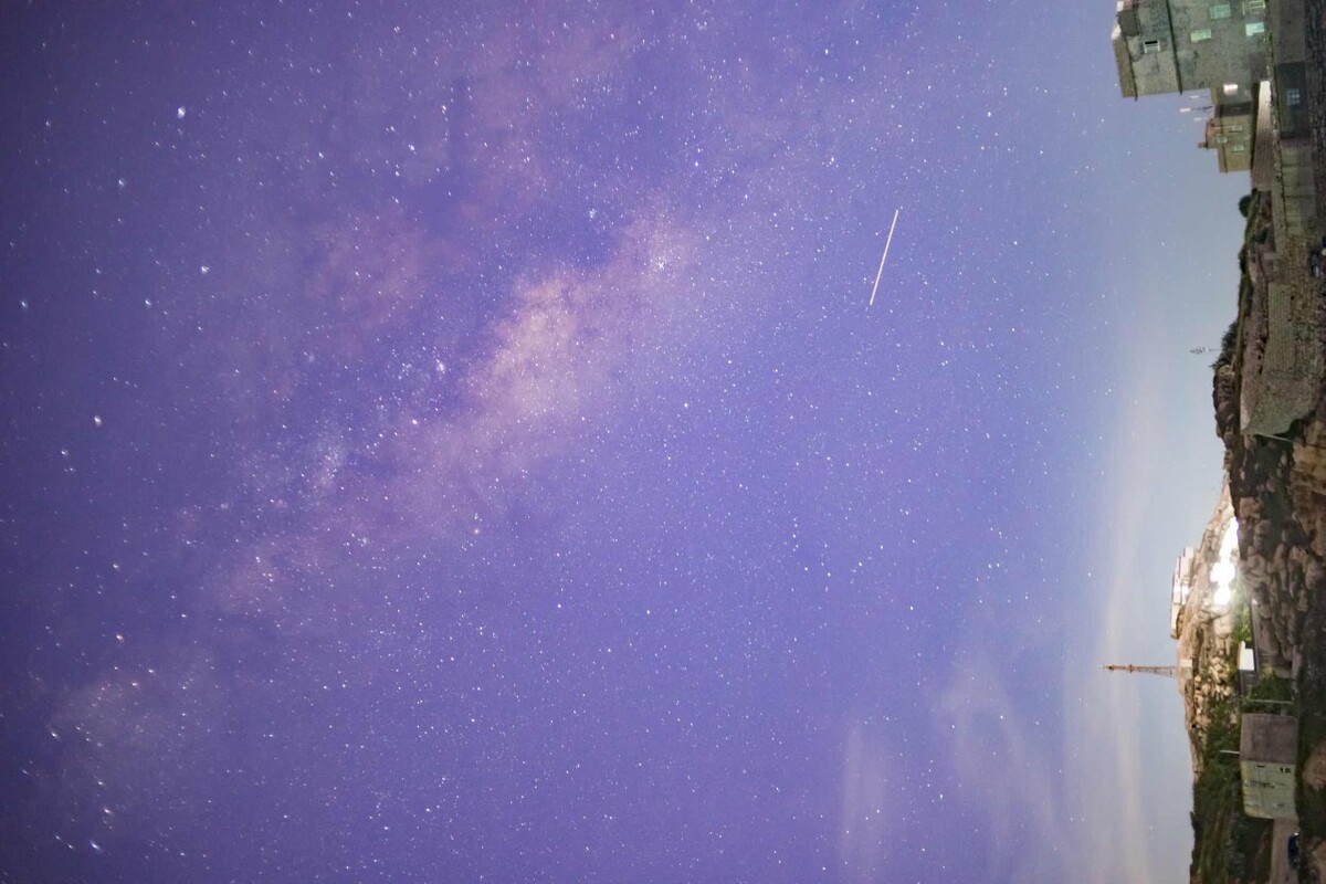 夏夜星空璀璨，流星詩(shī)意劃過(guò)