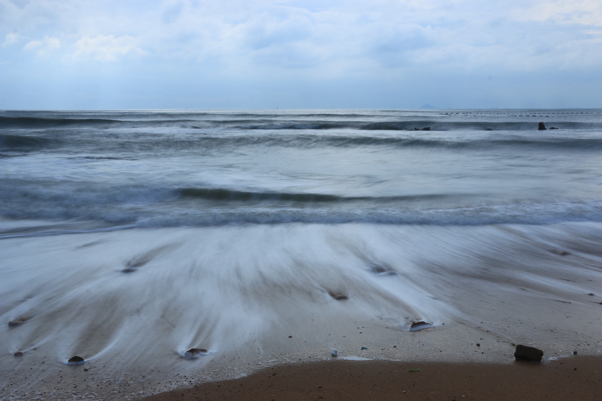 海邊晨曦，海浪與沙灘的詩意交融畫卷