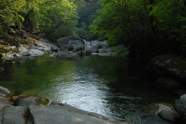 山溪詩(shī)意畫卷，潺潺流淌與鏡面水景