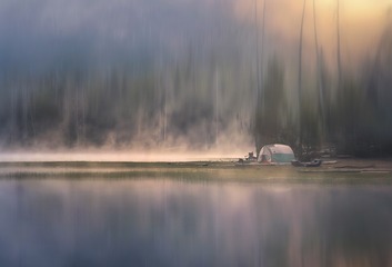 晨霧散去，青山綠水映湖景