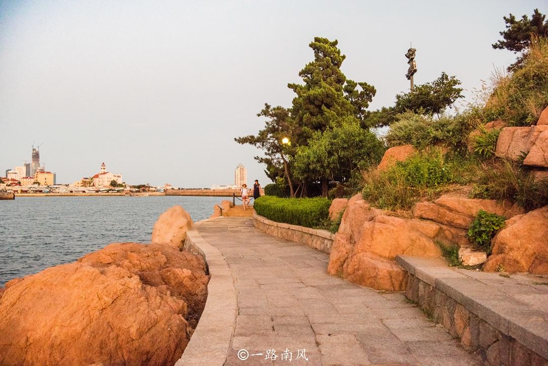 海邊的黃昏，海浪與沙灘的浪漫交匯美景