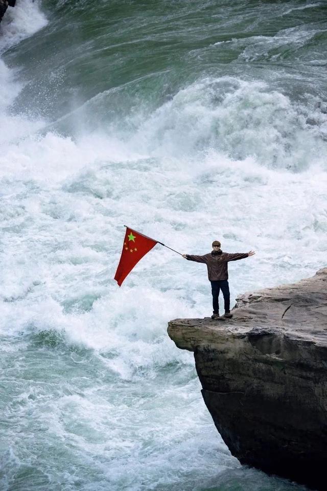 景區(qū)回應(yīng)李現(xiàn)在虎跳峽舉國(guó)旗，傳統(tǒng)尊重與文明旅游倡導(dǎo)并重