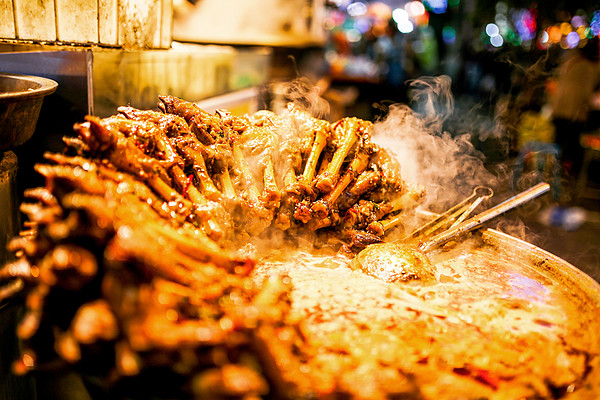 街頭美食之旅，體驗(yàn)獨(dú)特風(fēng)味小吃，感受地道美食氣息