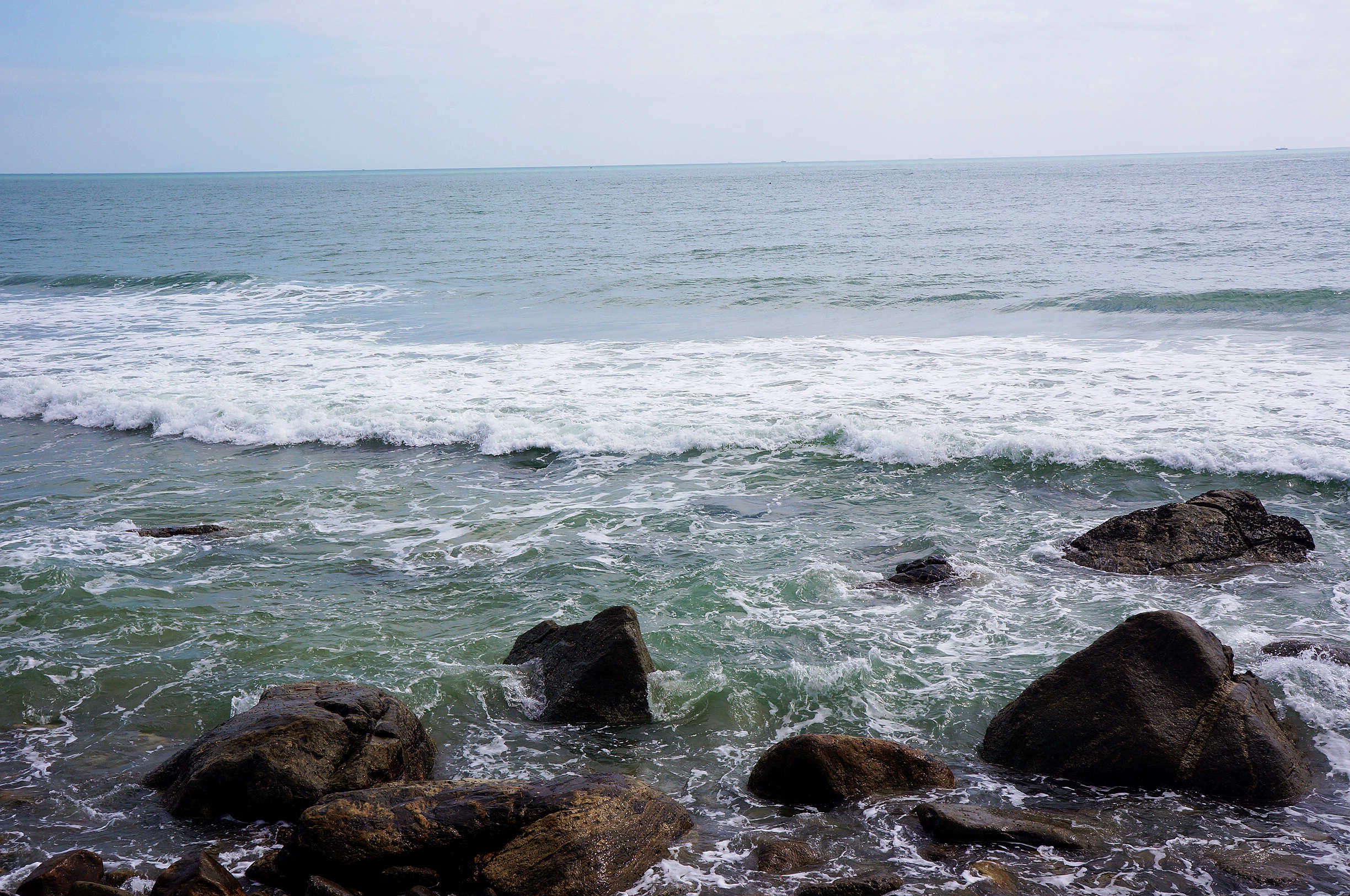 海浪拍打巖石的力量，海邊的感悟