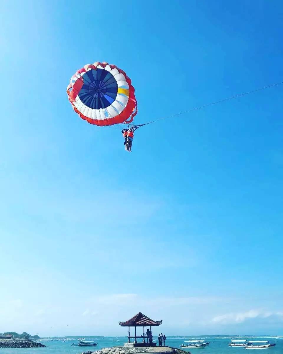 清晨的天空，陽光與鳥鳴的樂章