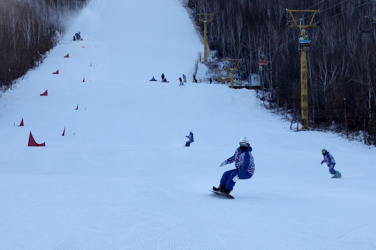 高山滑雪場，雪道飛馳與極致享受之旅