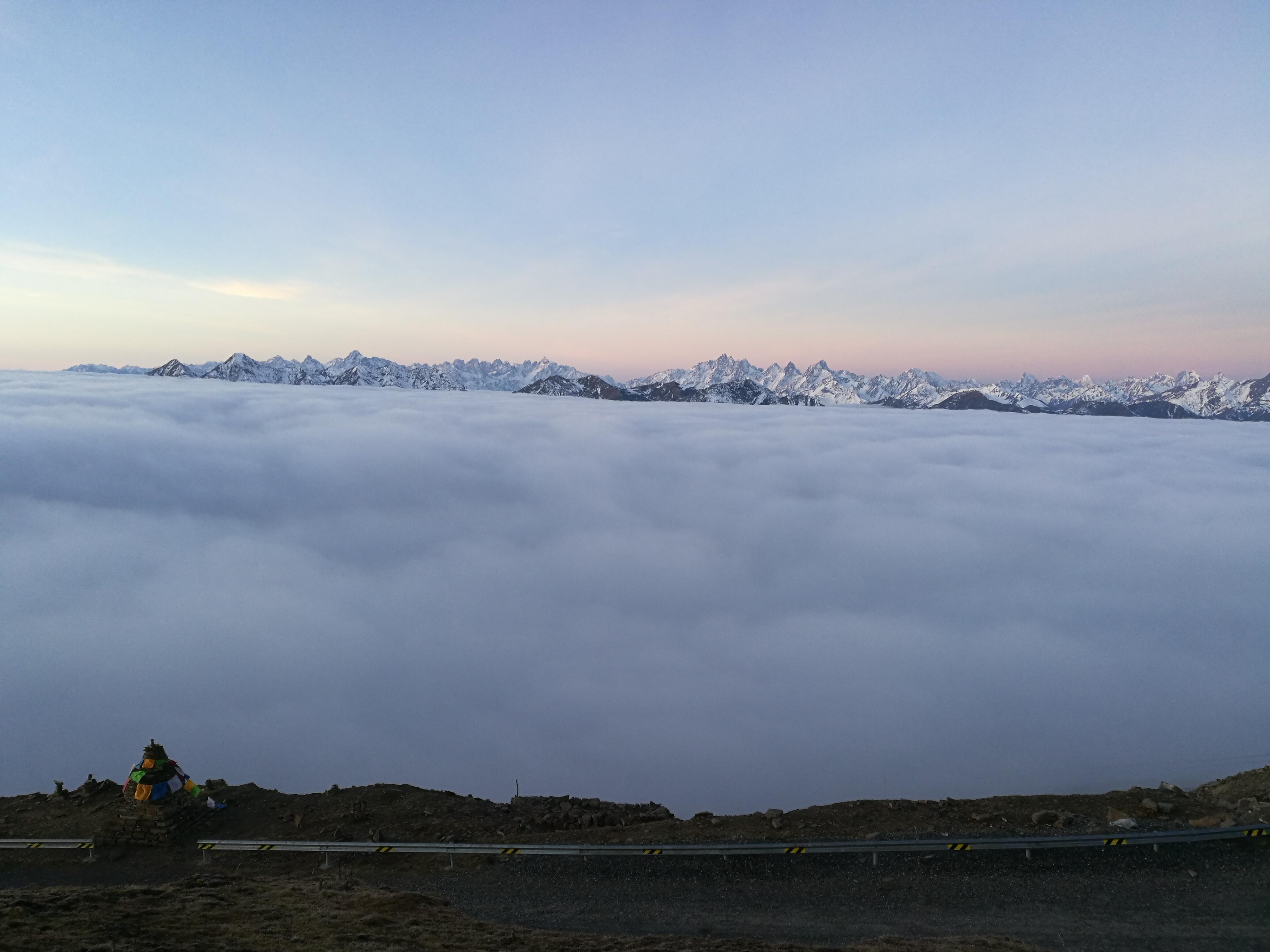 冬季雪山日出，輝煌啟示的啟示