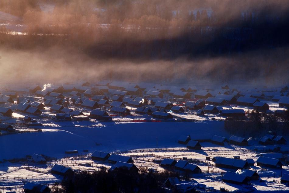 冬陽灑雪道，冰雪路上的暖美景